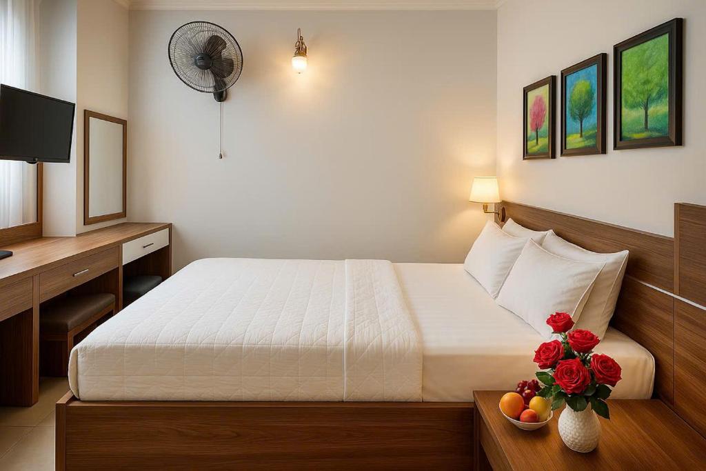 Khám phá lý do vì sao ngày càng nhiều du khách lựa chọn khách sạn gần sân bay Nội Bài thay vì vào trung tâm Hà Nội. Giải pháp thuận tiện cho khách transit, công tác và du lịch.
